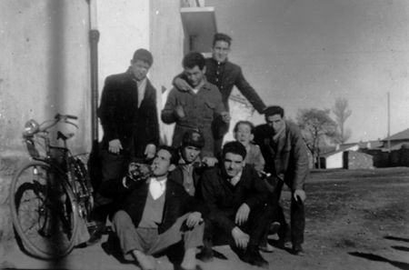 Grupo de jÃ³venes junto a una bicicleta en Ojos Negros.