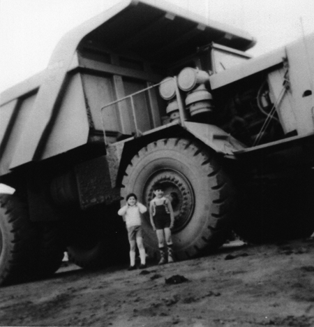 NiÃ±os junto al Dumper. Aprox. 1970. Ojos Negros.