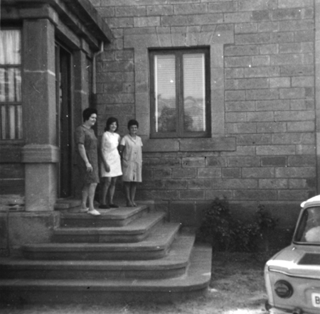 Vecinas del barrio en las escaleras de la Gerencia. Ojos Negros.