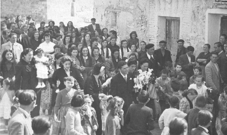 Los novios acompaÃ±ados por la familia. Tornos