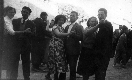 JÃ³venes en el baile. Torralba de los Sisones.