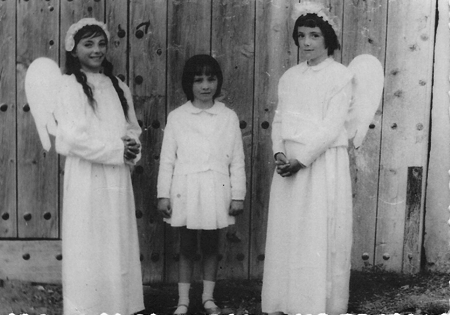 NiÃ±as vestidas de Ã¡ngeles. Torralba de los Sisones.