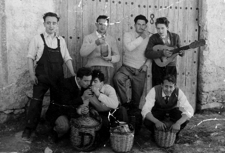 JÃ³venes con guitarra y garrafas de vino en fiestas.  Torralba de los Sisones.