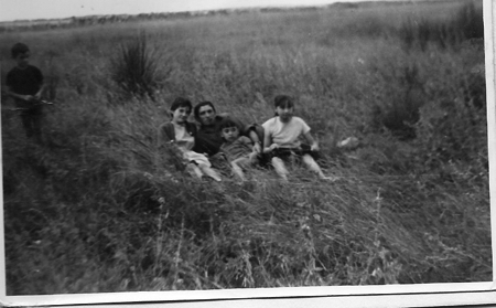 Familia en el campo. Torralba de los Sisones.