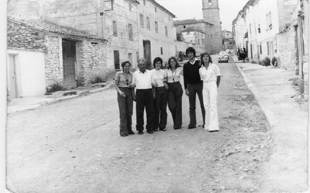 Grupo de vecinos en las calles de Torralba de los Sisones.