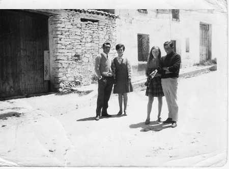 Dos parejas en las calles de Torralba de los Sisones.