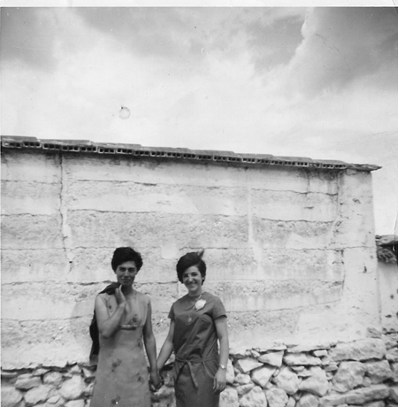 Dos mujeres junto a una casa. Torralba de los Sisones.