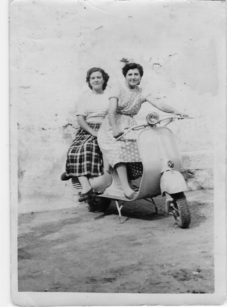 JÃ³venes en motocicleta. Torralba de los Sisones.