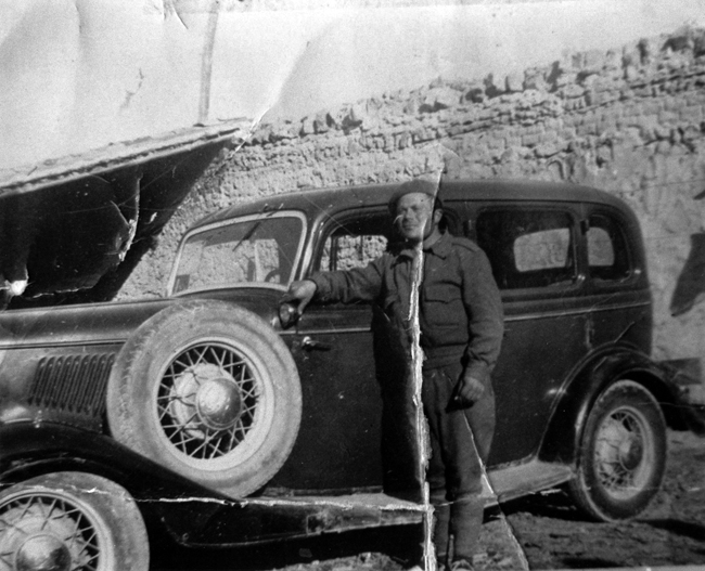 Hombre posando junto a automÃ³vil