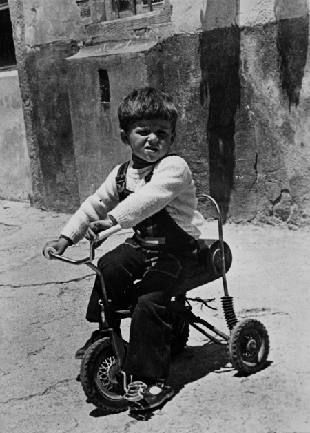 NiÃ±o en triciclo. Torre los Negros.