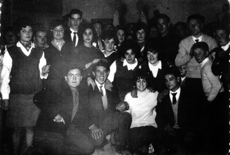 Grupo de amigos de fiesta en Torrelosnegros.