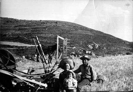 Vecinos de Torrelosnegros con la segadora.