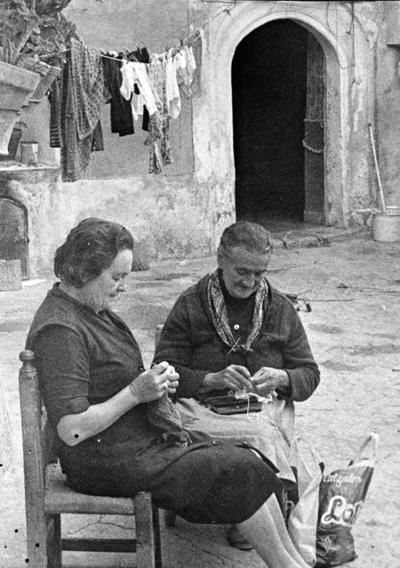 Haciendo puntilla en la puerta de casa. Torrelosnegros.