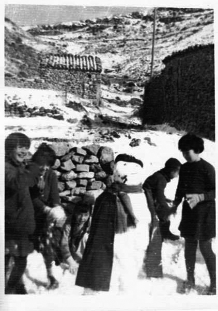 NiÃ±os jugando en la nieve. Piedrahita