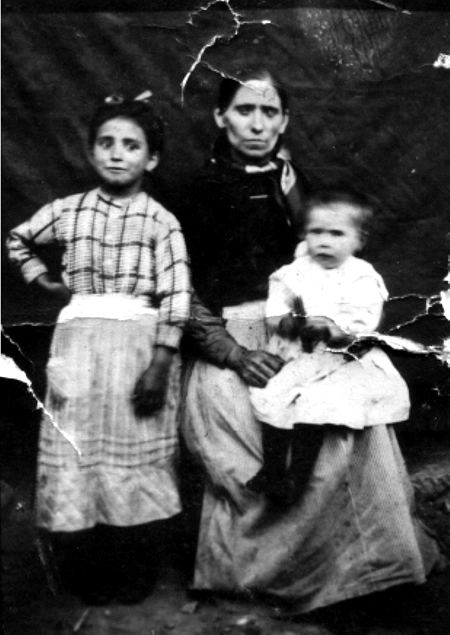 Baldomera e hijos. AÃ±o 1917. Cella.