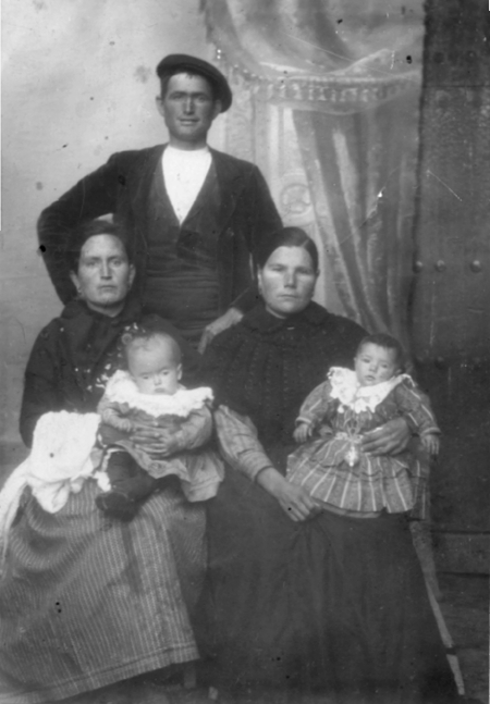 Bisabuelos con bisnietos. Cella.