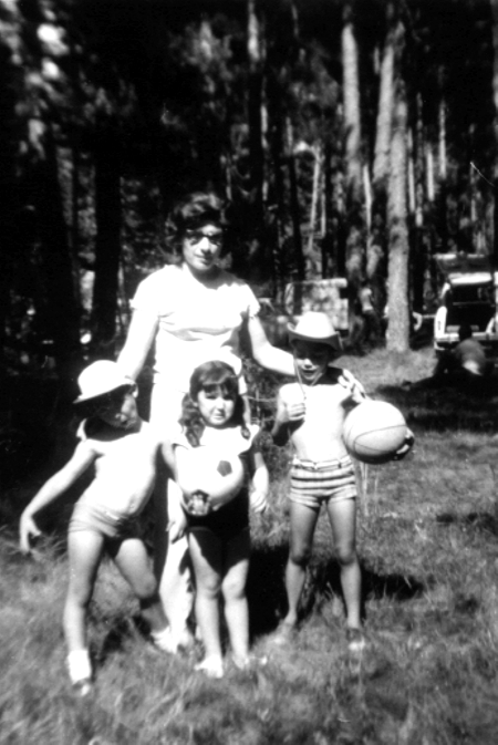 Pilar y sobrinos. Cella.