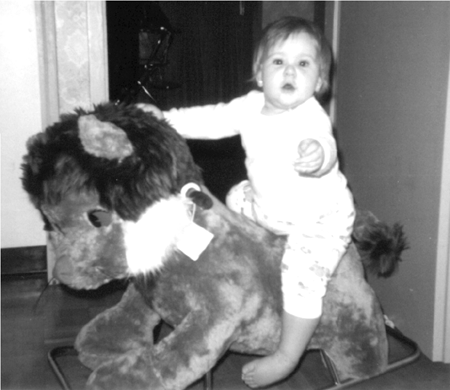 Rosa SÃ¡nchez montada sobre el peluche. Cella