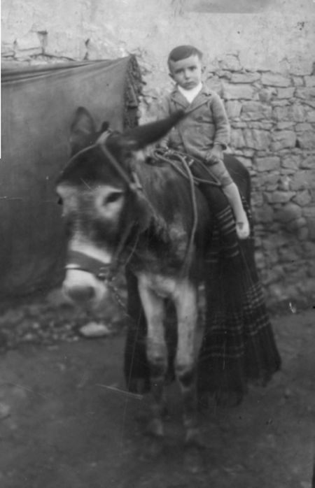 Amable Lanzuela sobre el burrito. Cella