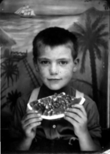 JosÃ© Yuste con una rodaja de fruta. Cella