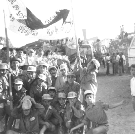 Grupo de jÃ³venes de una peÃ±a. Cella