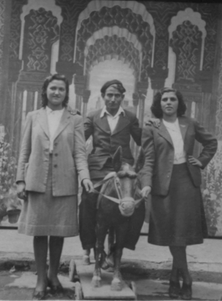 Amigos con el caballito de madera. Cella