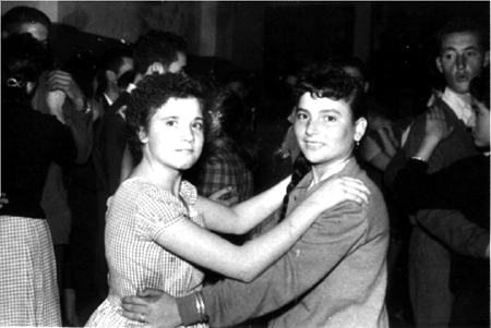 Amigas en el baile. Cella