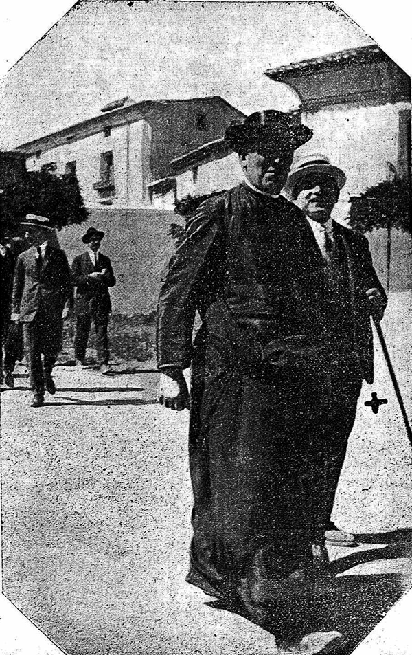 El diputado Sr. SuÃ¡rez con el cura pÃ¡rroco de Cella entrando en la iglesia