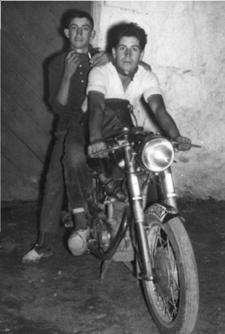Dos amigos sobre una motocicleta. Villarquemado.
