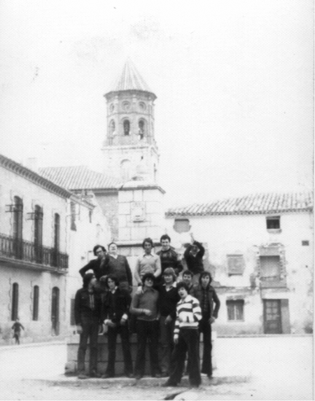 Grupo de amigos en la plaza de Villarquemado.