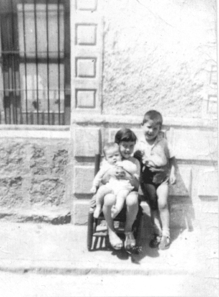 NiÃ±os sobre una silla. Villarquemado.