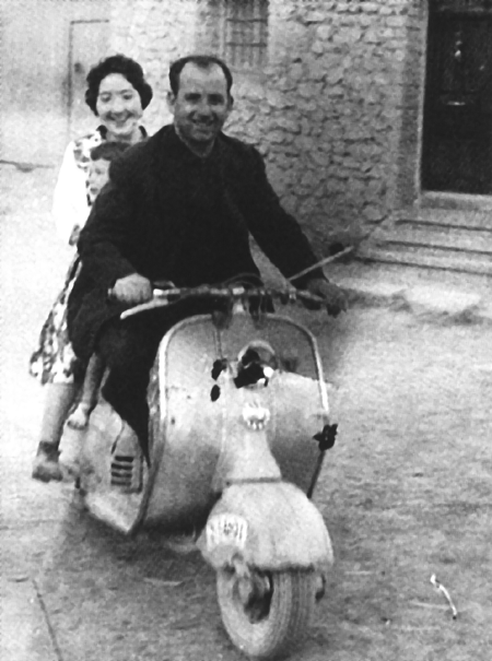 Manuel Ramos y Florinda en una motocicleta. RetascÃ³n.