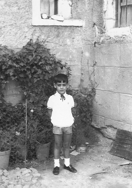 NiÃ±o en un rincÃ³n del patio de casa. RetascÃ³n.
