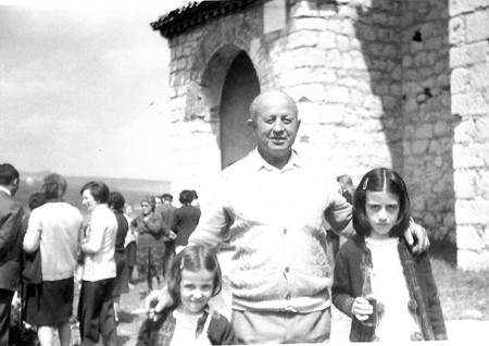 Vecinos de Lagueruela en la puerta de la ermita.
