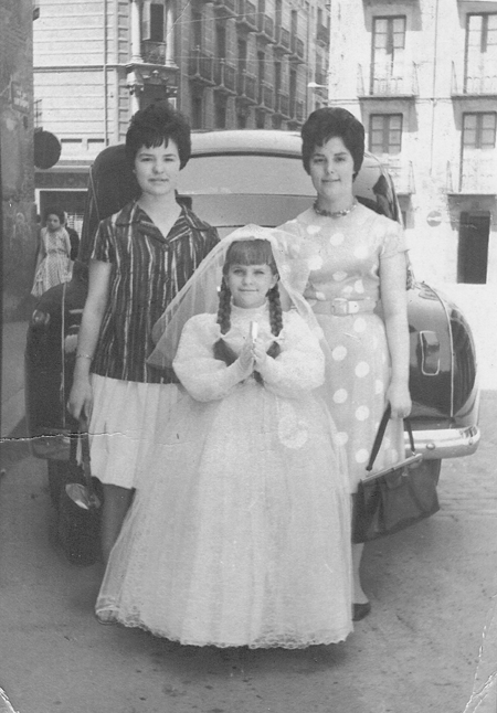 NiÃ±a en el dÃ­a de su primera comuniÃ³n. RetascÃ³n.