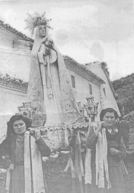 Teresa Moya y Esther Funes en procesiÃ³n. Villarreal de Huerva.