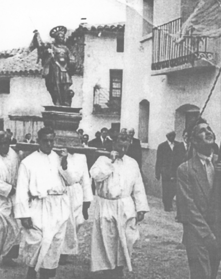En procesiÃ³n con la bandera. Villarreal de Huerva.