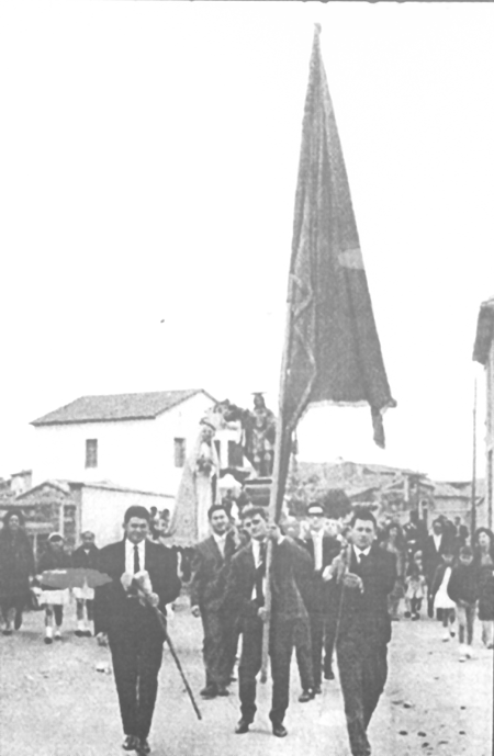 Grupo de vecinos de Villarreal de Huerva en procesiÃ³n.