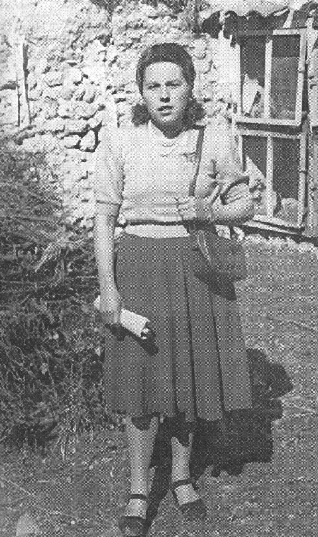 Clotilde en el corral. Langa del Castillo.