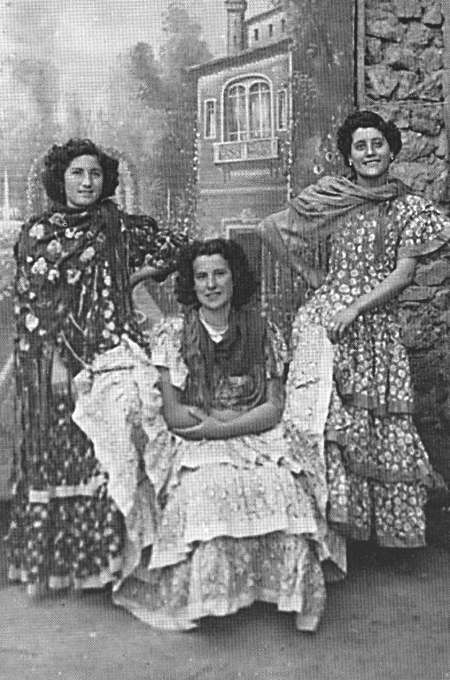 Amigas disfrazadas. Langa del Castillo.