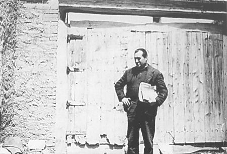 Ignacio Ubide ejerciendo su oficio de cartero. Langa del Castillo.