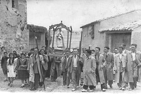 Entrada de la Virgen tras la romerÃ­a. Langa del Castillo.