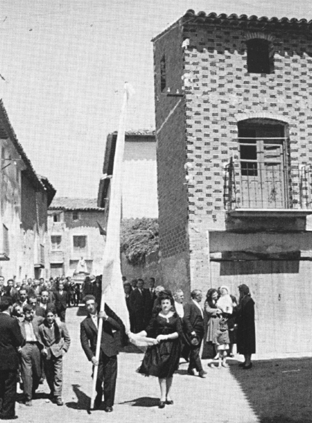 Con el estandarte blanco. Langa del Castillo.