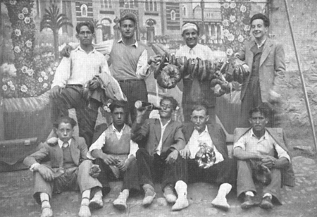Vecinos de Langa del Castillo con sus roscones en las fiestas de mayo.