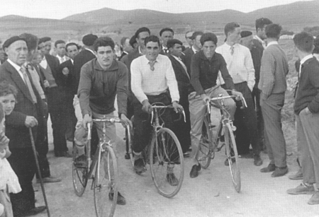 Carrera de bicis. Langa del Castillo.