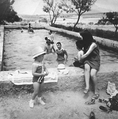 BaÃ±Ã¡ndose en las balsas. Langa del Castillo.