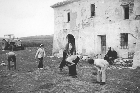 Jugando en la ermita. Langa del Castillo.