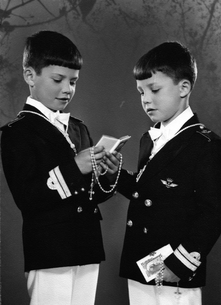 NiÃ±os en el dÃ­a de su primera comuniÃ³n. Cuencabuena.