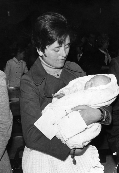 Vecina de Cuencabuena con bebÃ© en brazos.