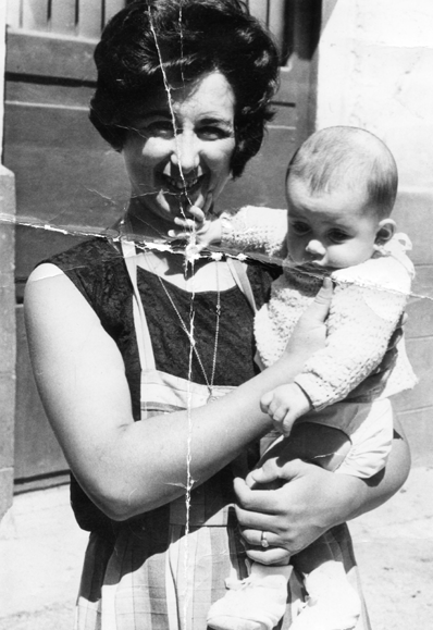 Vecina de Cuencabuena con bebÃ© en brazos.